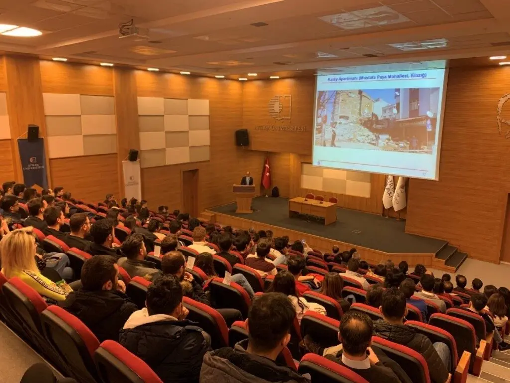 Akademisyenler Birliği Derneği etkinliği: dolu bir konferans salonu