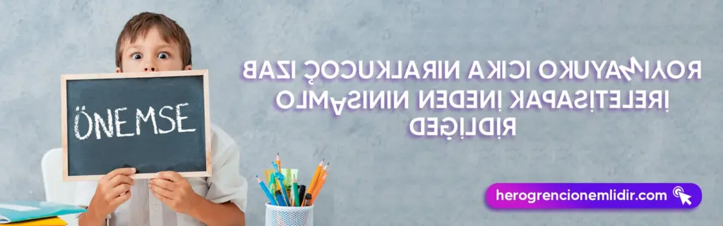 Bazı çocukların akıcı okuyamıyor olmasının nedeni kapasiteleri değildir: Ayna yazısıyla yazılmış slogan ve küçük kara tahta tutan erkek çocuk
